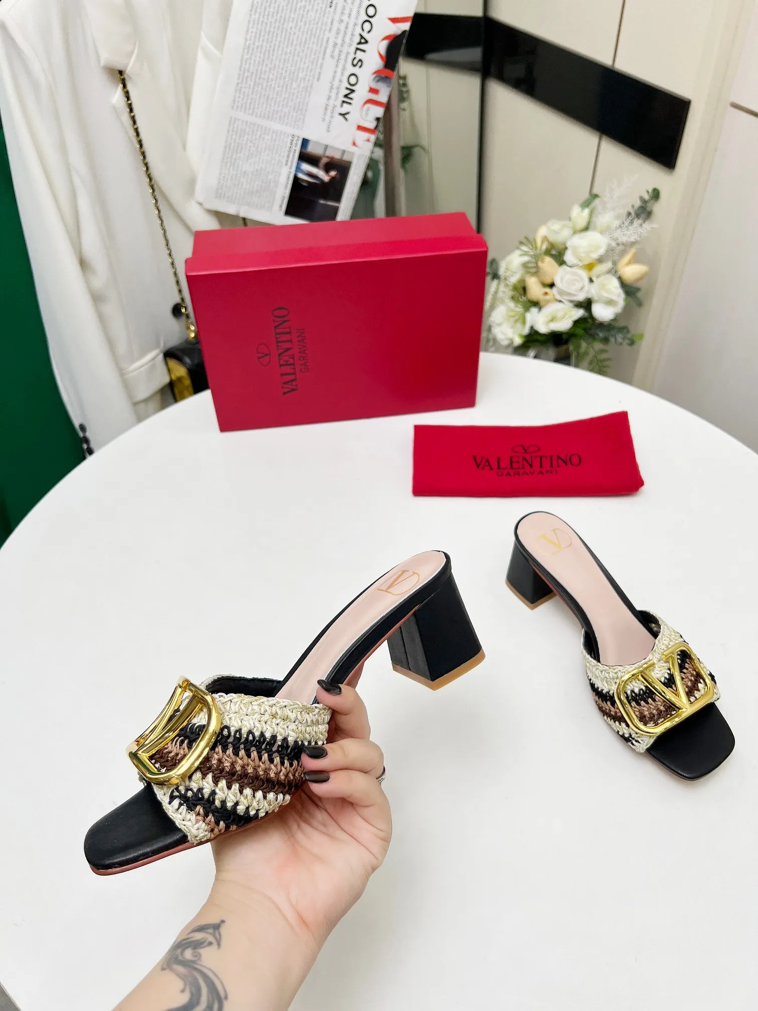👟👟Ex-factory price 440👟👟 Genuine leather sole +30 🆕 Valentino👑👑 Latest series with perfect hand-woven details. A very eye-catching catwalk series launched [strong][strong] Code number: 35 to 43 (genuine leather sole +30)